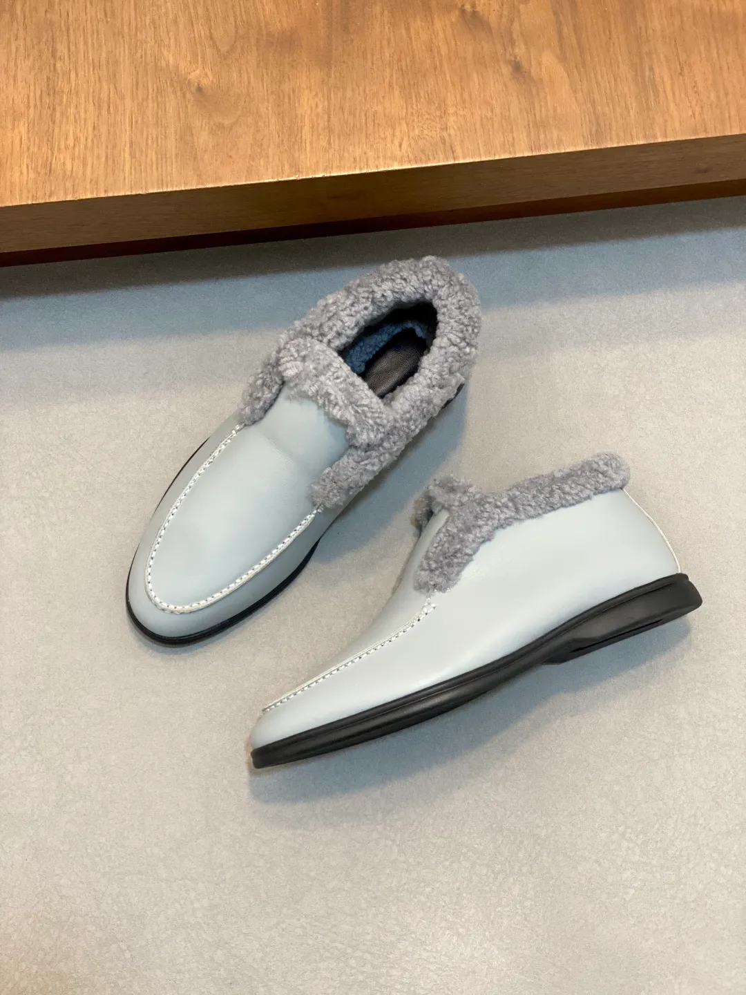Men's Men's Shoes💰860 LoroPiana/nuoyoupiana men's new autumn and winter wool shoes, Dongguan-made raw materials are in great demand! This casual shoe is made of imported calfskin, with a full wool lining and insole for an extraordinarily comfortable and warm wearing experience. The ultra-light two-color rubber sole creates a charming modern aesthetic. There is an LP logo on the bottom. The style is simple and fashionable, and the upper foot is comfortable, warm and breathable! Comes complete with original box packaging! Size: 39-40-41-42-43-44 standard leather shoe size (45/46 can be customized but does not support returns)